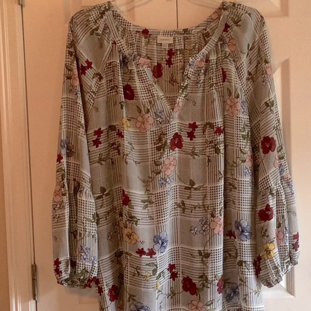 Long sleeved blouse by Avenue